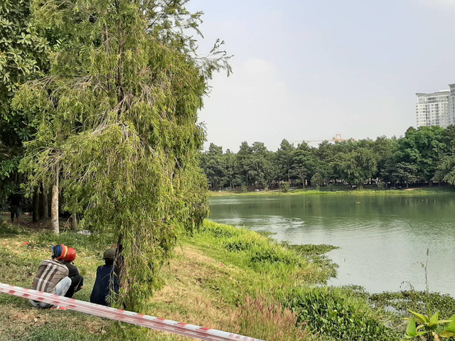 Hàng chục người nhái lặn tìm 2 thanh niên đuối nước ở công viên thành phố mới Bình Dương Hang chuc nguoi nhai lan tim 2 thanh nien duoi nuoc o cong vien thanh pho moi Binh Duong