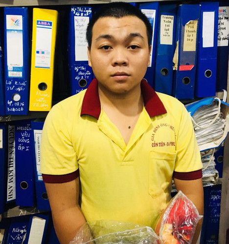 Nam thanh niên trộm vàng của mẹ người yêu Nam thanh nien trom vang cua me nguoi yeu