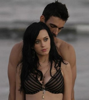 Điểm mặt những vụ bê bối tình dục của showbiz năm 2019 - Hình 5 Diem mat nhung vu be boi tinh duc cua showbiz nam 2019-Hinh-5