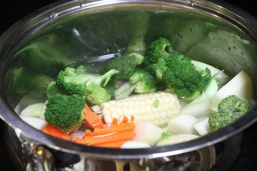 Việc điều trị bức xạ sẽ dẫn đến cho người bị ung thư cảm giác chán ăn, buồn nôn, khó khăn khi nuốt thức ăn hay không cảm nhận được mùi vị của đồ ăn, do đó có thể gây ra những vấn đề khác về dinh dưỡng không kém phần nghiêm trọng.