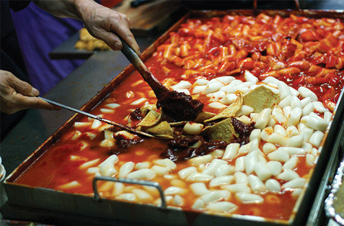 Tránh đồ ăn cay nóng, cứng bao gồm cả những loại súp đặc có chứa miếng to, dày khó nhai, đồ xào rán, cá chưa lọc xương, ngũ cốc nguyên cám, các loại bánh mỳ và hạt… Dinh dưỡng cung cấp cho cơ thể cần phù hợp với thể trạng của từng người, từng thời điểm trong ngày (tăng lượng thức ăn vào ban ngày tốt hơn là ăn nhiều vào buổi tối), vì vậy bạn cần khéo léo chọn lựa để duy trì sức khỏe mà không gây phản tác dụng khi tự ép mình ăn những thứ mà mình không thích!