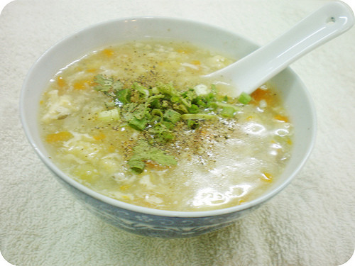 Những món nhẹ và dễ tiêu hóa là lựa chọn sáng suốt cho thực đơn của người bị ung thư họng, ví dụ như súp kem, súp được làm từ các loại rau củ quả được xay mịn, bạn cũng có thể sử dụng ngũ cốc tinh chế, pasta, sữa chua, phô mai trắng. Trong đó, s úp được xay nhuyễn mịn sẽ giúp cho việc đưa thức ăn vào dễ dàng hơn.