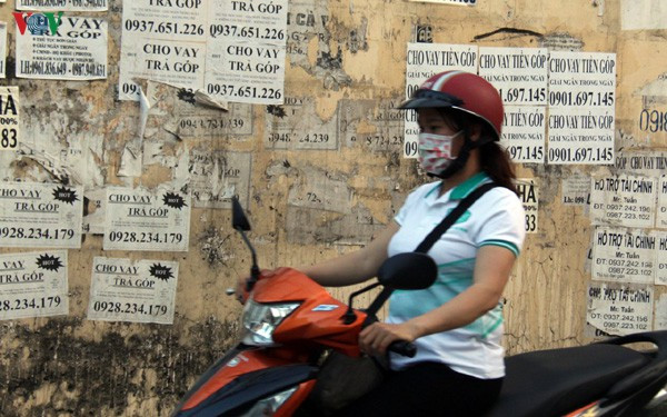 Lại rộ hình thức vay tiền nóng, thế chấp thẻ ATM của công nhân Lai ro hinh thuc vay tien nong, the chap the ATM cua cong nhan