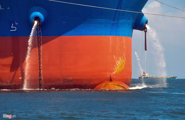 Can canh con tau 104.000 tan doi von len hon 70 trieu USD o Dung Quat-Hinh-23