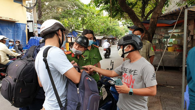 TP.HCM: Cách ly chung cư Hòa Bình với 1.000 dân - Hình 3 TP.HCM: Cach ly chung cu Hoa Binh voi 1.000 dan-Hinh-3