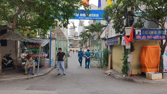 TP.HCM: Cách ly chung cư Hòa Bình với 1.000 dân TP.HCM: Cach ly chung cu Hoa Binh voi 1.000 dan