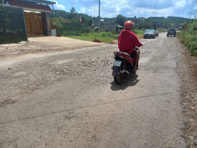 Đắk Nông: Tỉnh lộ 1 vừa nâng cấp, sửa chữa đã hư hỏng nặng - Hình 3 Dak Nong: Tinh lo 1 vua nang cap, sua chua da hu hong nang-Hinh-3