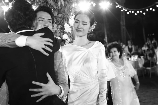 Cười ngất với ảnh hài hước chưa từng được công bố tại đám cưới Đông Nhi - Hình 4 Cuoi ngat voi anh hai huoc chua tung duoc cong bo tai dam cuoi Dong Nhi-Hinh-4