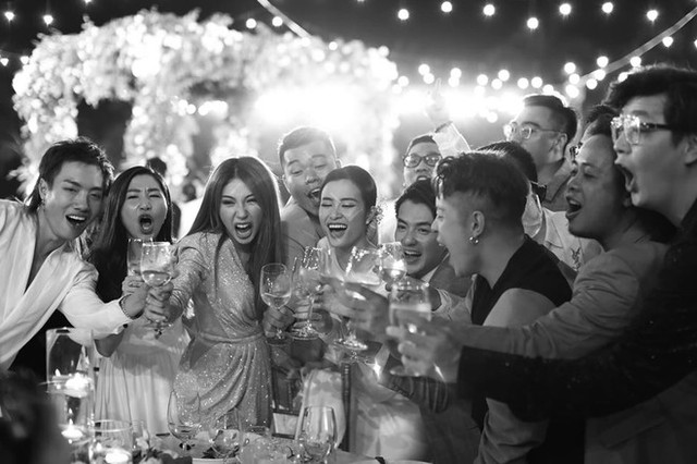 Cười ngất với ảnh hài hước chưa từng được công bố tại đám cưới Đông Nhi - Hình 2 Cuoi ngat voi anh hai huoc chua tung duoc cong bo tai dam cuoi Dong Nhi-Hinh-2