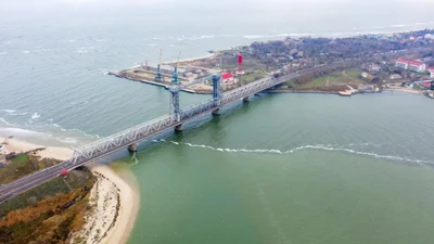 Ngoài ra, các cuộc tấn công cũng nhắm vào hệ thống giao thông, bao gồm cả cảng và đường sắt. Trước đó, vào ngày 14/12, các cuộc tấn công nhắm vào cầu vượt Zatoka. Cây cầu bắc qua cửa sông Dniester này, là một tuyến đường hậu cần quan trọng nối thành phố Odessa với Romania, và được sử dụng để vận chuyển tiếp tế từ các nước phương Tây đã bị đánh phá.