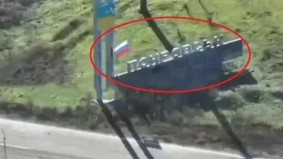 Quân đội Nga cắm cờ trên cổng chào đường cao tốc vào thành phố Pokrovsk 