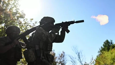 Quân Nga ở Pokrovsk sử dụng chiến thuật mới, cắt Myrnohrad thành 2 phần