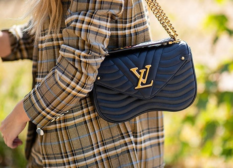 Túi đeo vai mang lại phong cách trẻ trung, thanh lịch cho phái đẹp. Chỉ cần khoác nhẹ túi bên vai là bạn đã có thể dạo chơi, đi xem phim, hay tham gia các chuyến picnic vào cuối tuần.