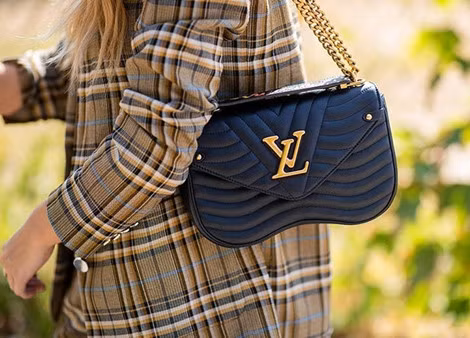 Túi đeo vai mang lại phong cách trẻ trung, thanh lịch cho phái đẹp. Chỉ cần khoác nhẹ túi bên vai là bạn đã có thể dạo chơi, đi xem phim, hay tham gia các chuyến picnic vào cuối tuần.