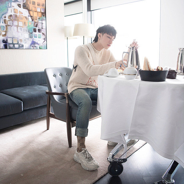 Có thể nói, không chỉ quần áo, giày dép mà ngay cả đôi tất của Sơn Tùng M-TP cũng phải là hàng cao cấp.