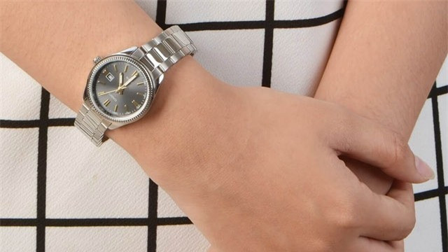 Đồng hồ dây kim loại luôn là một trong những người “bạn đồng hành” cùng các cô nàng văn phòng. Một chút nhẹ nhàng, thanh lịch nhưng cũng không hề kém phần thời trang đó là những gì mẫu đồng hồ này đã khiến bao cô nàng phải say đắm.