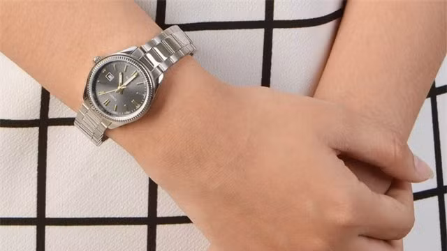 Đồng hồ dây kim loại luôn là một trong những người “bạn đồng hành” cùng các cô nàng văn phòng. Một chút nhẹ nhàng, thanh lịch nhưng cũng không hề kém phần thời trang đó là những gì mẫu đồng hồ này đã khiến bao cô nàng phải say đắm.