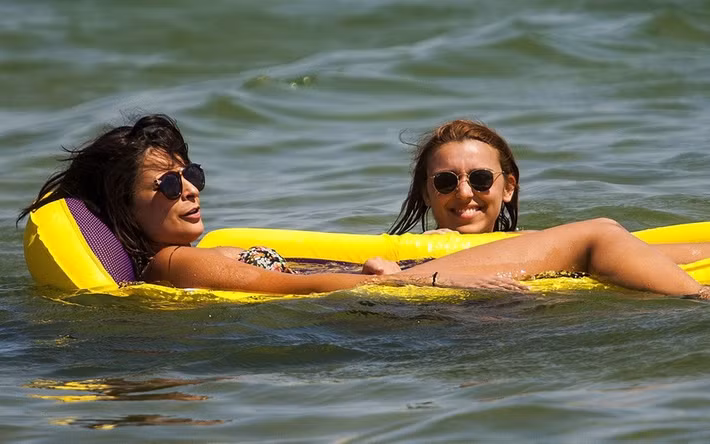 Người Australia ngâm mình trong nước để hạ nhiệt.