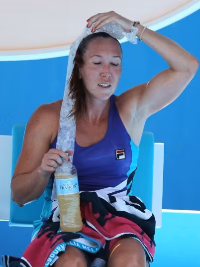 Tay vợt người Serbia, Jelena Jankovic dự giải quần vợt mở rộng Australia 2014 “hạ nhiệt” bằng túi nước đá. Các túi và chai nước đá là tuyệt chiêu giảm nóng bức của các tay vợt khi phải “đọ sức” ở một giải đấu được cho là nóng nhất trong lịch sử.