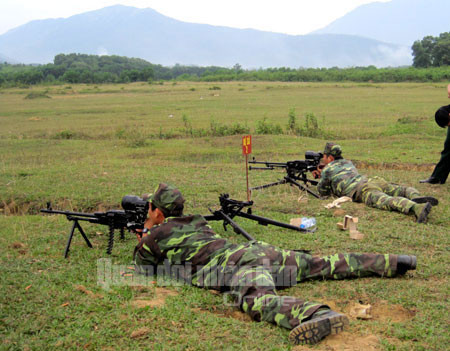 Bắn kiểm tra súng trường bắn tỉa SVD 7,62mm có trang bị kính ngắm ban đêm NVS-1BT.