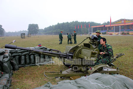 Các sản phẩm khí tài quang-điện tử dùng cho tác chiến ngày-đêm được trưng bày lần này có thể trang bị trên súng bắn tỉa, súng tiểu liên, pháo chống tăng 85mm, pháo phòng không, xe chiến đấu bộ binh BMP-1… Trong ảnh, pháo phòng không 2 nòng 23mm ZU-23-2 trang bị kính ngắm đêm bắn mục tiêu mặt đất.