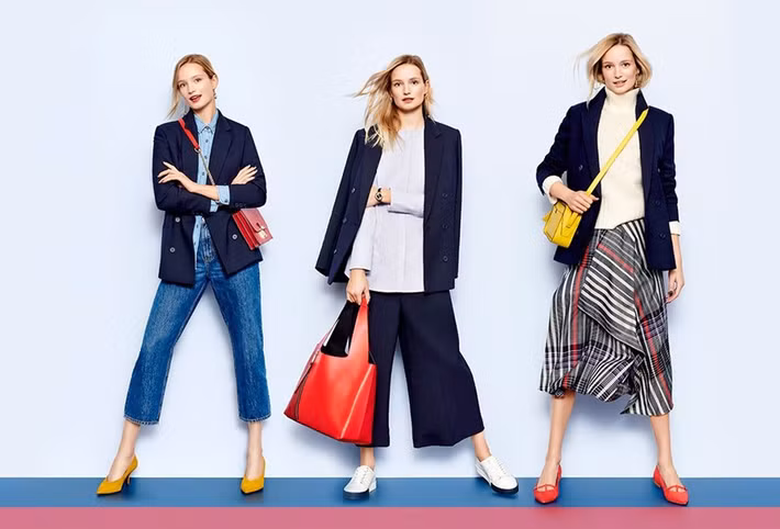 Bạn có thể chọn một chiếc blazer làm từ vải cotton cao cấp, vừa thoải mái, dễ vận động, vừa không dễ nhàu. Việc đầu tư vào món đồ này có thể tiêu tốn của bạn kha khá tiền, nhưng hoàn toàn xứng đáng. Ảnh: Marks &amp; Spencer.