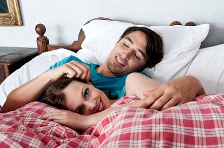 Nghệ thuật lắng nghe: Phụ nữ luôn phàn nàn rằng nửa kia không chịu lắng nghe mình mặc dù không phải vậy. Thông thường, nam giới sẽ hiểu theo những lời đầu tiên của câu chuyện và giả định rằng mình đã nắm được vấn đề nhưng phụ nữ lại có xu hướng giải thích vòng vo rồi mới đi đến kết luận cuối cùng. Vì vậy, phụ nữ sẽ nhận biết rằng bạn đang lắng nghe khi đặt ra nhiều câu hỏi.