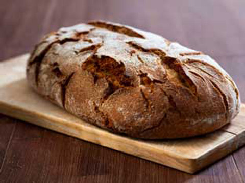 Bánh mì lúa mạch đen. Các nhà khoa học Phần Lan khẳng định tiêu thụ lúa mạch đen nguyên hạt có thể giúp giảm nguy cơ ung thư vú. Chính sự kết hợp hoàn hảo giữa chất xơ, lignans, vitamin, khoáng chất và axit phytic phytonutrient khiến bánh mì lúa mạch đen có sự công phá mãnh liệt đối với tế bào gây bệnh.