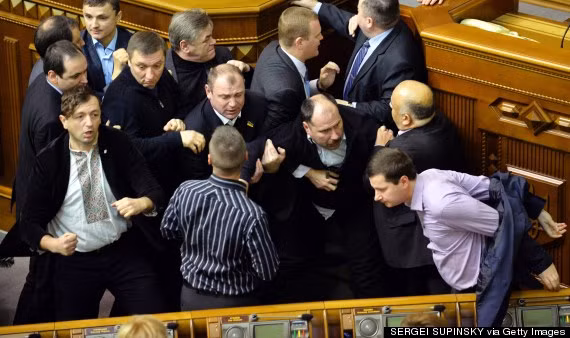 ...dùng nắm đấm giải quyết mâu thuẫn và bất đồng.