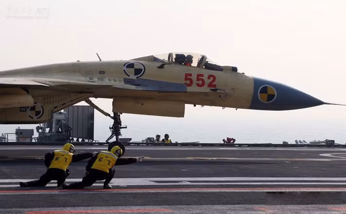 Trước đó, video về cú hạ cánh thành công của chiến đấu cơ J-15 trên tàu sân bay Liêu Ninh tháng 11/2012 cũng gây sốt trên cộng đồng mạng Trung Quốc.