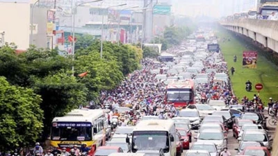 Hà Nội lại tính chuyện đổi giờ học, giờ làm để tránh ùn tắc