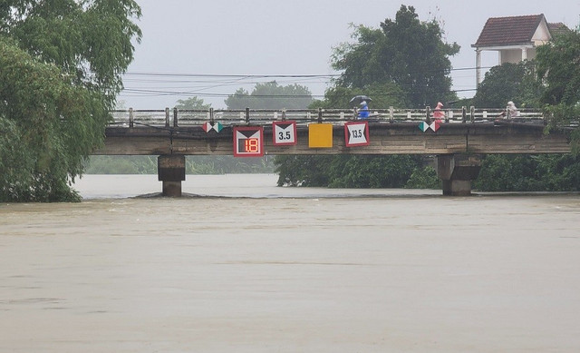 Mưa lớn kéo dài gây ngập lụt sâu trên diện rộng cô lập nhiều khu dân cư, hàng chục hộ dân phải di dời khẩn cấp người và tài sản; sạt lở đất khu vực miền núi, sạt lở bờ sông, bờ biển; các tuyến giao thông hư hỏng... image-1.jpg