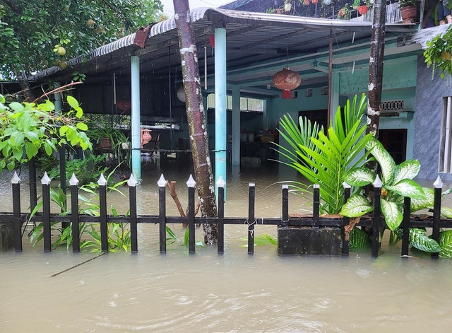 Dự báo đến đêm 30/10, Đà Nẵng vẫn có mưa to, mưa rất to. Tổng lượng mưa ở vùng đồng bằng phổ biến 120-250mm, có nơi trên 350mm; vùng núi phổ biến 150- 300mm, có nơi trên 400mm. image-2.jpg