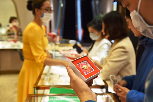 Gia vang hom nay 22/10: Dong USD giam, gia vang tang