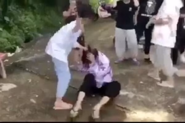 Thieu nu bi ban danh hoi dong, ban be ha he co vu o Thanh Hoa
