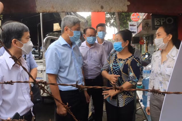 Những hình ảnh xông pha vào vùng dịch Covid của Thứ trưởng Y tế Nguyễn Trường Sơn - Hình 3 Nhung hinh anh xong pha vao vung dich Covid cua Thu truong Y te Nguyen Truong Son-Hinh-3