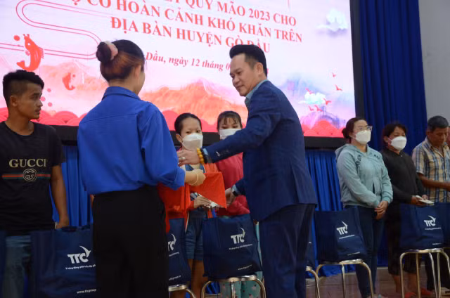 Hội Doanh nhân trẻ Việt Nam và Tập đoàn TTC tặng 900 phần quà cho bà con huyện Gò Dầu - Hình 4 Hoi Doanh nhan tre Viet Nam va Tap doan TTC tang 900 phan qua cho ba con huyen Go Dau-Hinh-4