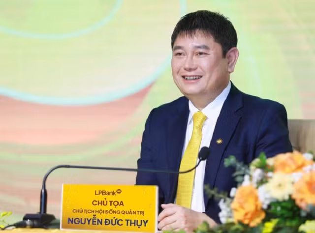 Chu tich Nguyen Duc Thuy sap nhan hang tram ty co tuc tu LPBank