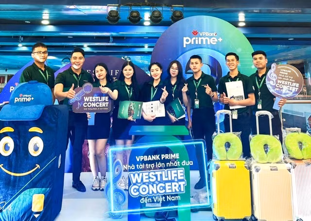 Fan Westlife háo hức săn vé miễn phí tại Vincom - Hình 2 Fan Westlife hao huc san ve mien phi tai Vincom-Hinh-2
