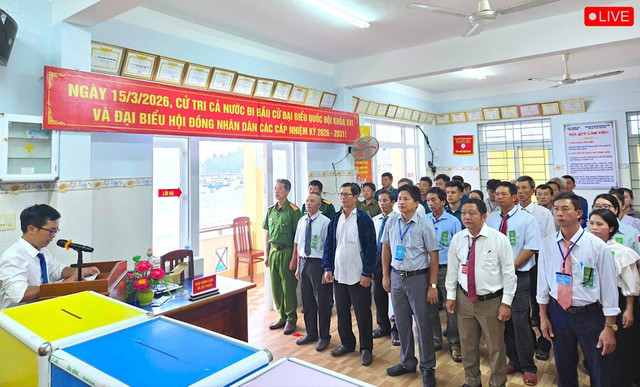 Lễ chào cờ tại khu vực bỏ phiếu số 1 thôn Đông, xã Nhơn Châu. Ảnh: Thành Long