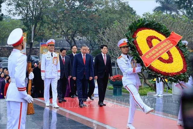 Đoàn Lãnh đạo Đảng, Nhà nước đặt vòng hoa tại Đài tưởng niệm các Anh hùng liệt sĩ. Ảnh: TTXVN