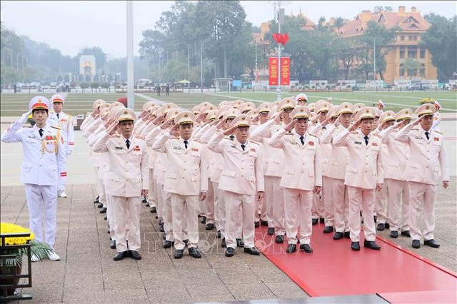 Đoàn đại biểu Công an Trung ương - Bộ Công an tưởng niệm Chủ tịch Hồ Chí Minh. Ảnh: An Đăng/TTXVN