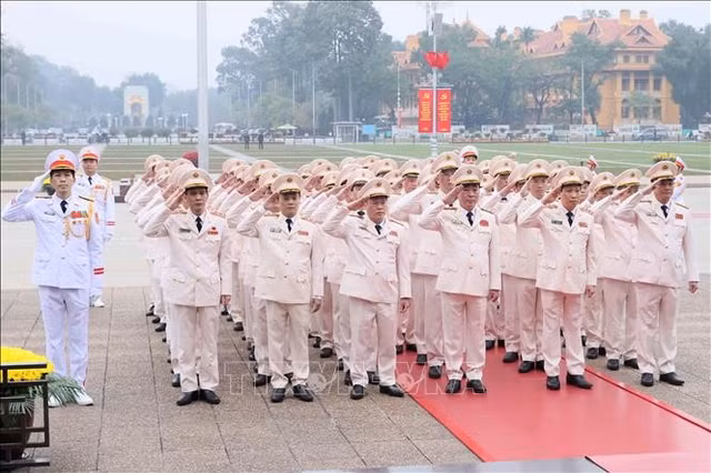Đoàn đại biểu Công an Trung ương - Bộ Công an tưởng niệm Chủ tịch Hồ Chí Minh. Ảnh: An Đăng/TTXVN