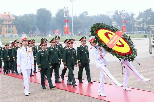 Đoàn đại biểu Quân ủy Trung ương - Bộ Quốc phòng đến đặt vòng hoa và vào Lăng viếng Chủ tịch Hồ Chí Minh. Ảnh: An Đăng/TTXVN