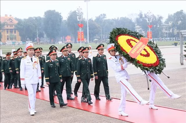 Đoàn đại biểu Quân ủy Trung ương - Bộ Quốc phòng đến đặt vòng hoa và vào Lăng viếng Chủ tịch Hồ Chí Minh. Ảnh: An Đăng/TTXVN