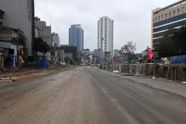 Tuyến đường Hoàng Cầu - Voi Phục đang dần lộ diện với nhiều đoạn đường được mở rộng. Đại diện nhà thầu (Công ty CP Xây dựng - Thương mại 68) cho biết, hiện tại trên công trường bố trí 3 mũi thi công. Mũi 1 tại nút giao Láng Hạ - Giảng Võ đang thi công phần nền, phần cống. Mũi 2 tại nút giao Giảng Võ - Nguyên Hồng đang thi công lớp cấp phối đá dăm. Mũi 3 tại nút giao Nguyễn Chí Thanh - Voi Phục đã cấp phối đá dăm loại 1 tại đoạn đường bên trái, bên phải trải thảm.