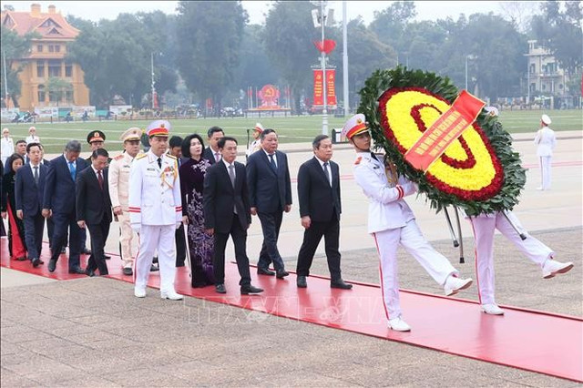 Thành ủy, Hội đồng nhân dân, Ủy ban nhân dân, Ủy ban Mặt trận Tổ quốc Việt Nam thành phố Hà Nội đến đặt vòng hoa viếng Chủ tịch Hồ Chí Minh. Ảnh: An Đăng/TTXVN