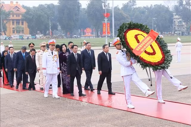 Thành ủy, Hội đồng nhân dân, Ủy ban nhân dân, Ủy ban Mặt trận Tổ quốc Việt Nam thành phố Hà Nội đến đặt vòng hoa viếng Chủ tịch Hồ Chí Minh. Ảnh: An Đăng/TTXVN