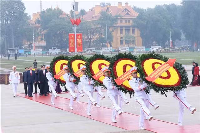 Lãnh đạo Đảng, Nhà nước viếng Chủ tịch Hồ Chí Minh nhân kỷ niệm 96 năm Ngày thành lập Đảng Cộng sản Việt Nam. Ảnh: An Đăng/TTXVN