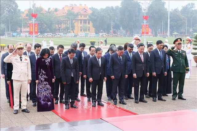 Thành ủy, Hội đồng nhân dân, Ủy ban nhân dân, Ủy ban Mặt trận Tổ quốc Việt Nam thành phố Hà Nội tưởng niệm Chủ tịch Hồ Chí Minh. Ảnh: An Đăng/TTXVN
